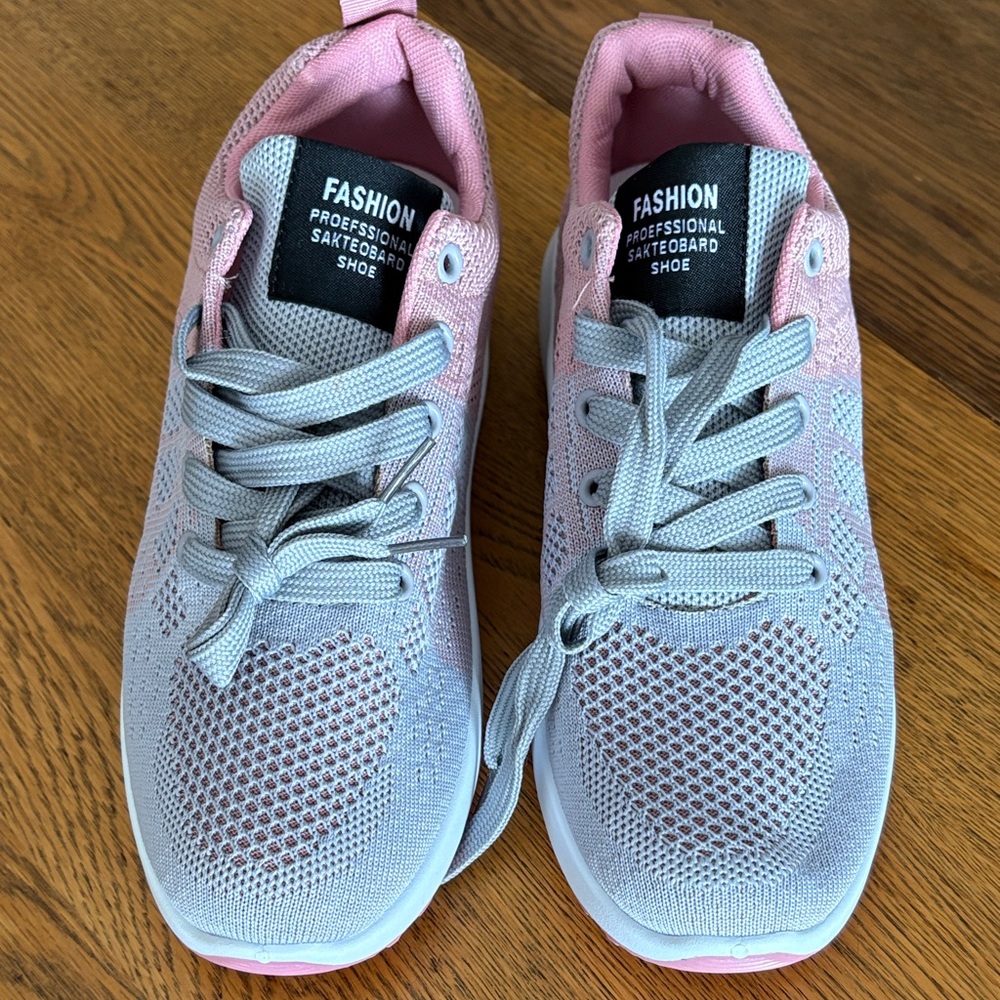 NWT Loona Sneakers